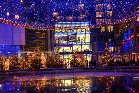 Không khí Noel trong Sony Center, ở quảng trường Postdamer Platz, trung tâm Berlin.